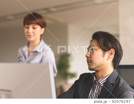 相談するビジネスパーソン 相談するビジネスパーソン 92076297