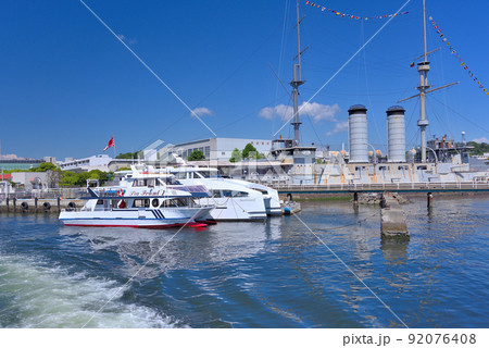 関東・三笠公園の世界最古の鋼鉄戦艦三笠と、三笠桟橋に停泊する猿島の渡船の眺め・神奈川県横須賀市 関東・三笠公園の世界最古の鋼鉄戦艦三笠と、三笠桟橋に停泊する猿島の渡船の眺め・神奈川県横須賀市 92076408