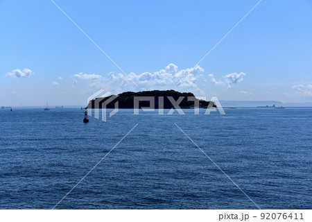 関東・猿島公園・猿島へ渡る観光船から眺める猿島・神奈川県横須賀市 92076411