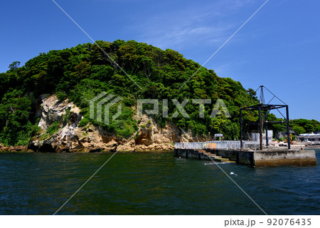 関東・猿島公園・観光客を待つ猿島桟橋と猿島・神奈川県横須賀市 関東・猿島公園・観光客を待つ猿島桟橋と猿島・神奈川県横須賀市 92076435
