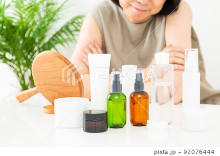 化粧をするミドル女性 92076444