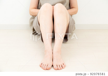 夏服姿のミドル女性の足 夏服姿のミドル女性の足 92076581