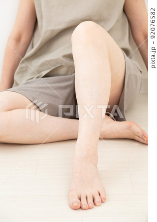 夏服姿のミドル女性の足 92076582