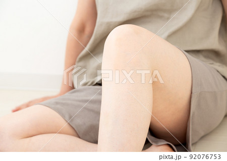 夏服姿のミドル女性の足 92076753