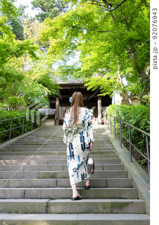 神奈川県鎌倉市　円覚寺総門と浴衣女性 92076943