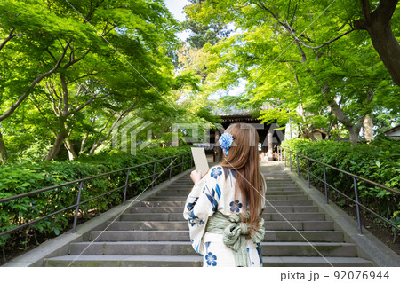 神奈川県鎌倉市　円覚寺総門と浴衣女性 92076944