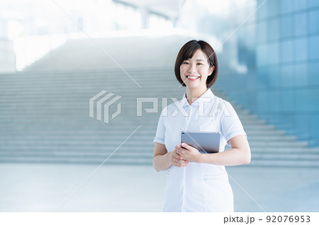 ロビーを歩く若い看護師 ロビーを歩く若い看護師 92076953