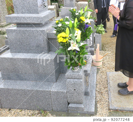 お墓参り お墓参り 92077248