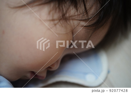 睡眠中 眠る 子供 92077428