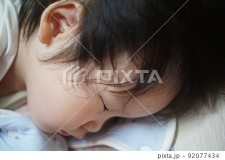 睡眠中 眠る 子供 92077434