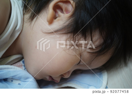 睡眠中 眠る 子供 92077458