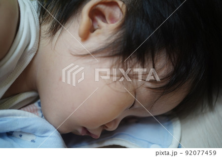 睡眠中 眠る 子供 92077459