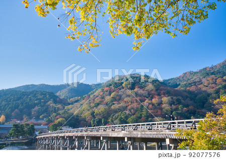 【京都府】11月・さわやかな青空の下、紅葉時期の嵐山を観光 92077576