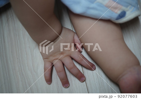 赤ちゃん ベビー 赤ん坊 92077603