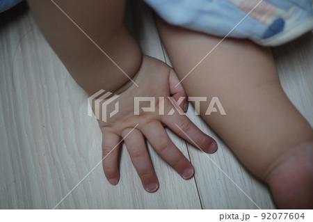 赤ちゃん ベビー 赤ん坊 92077604