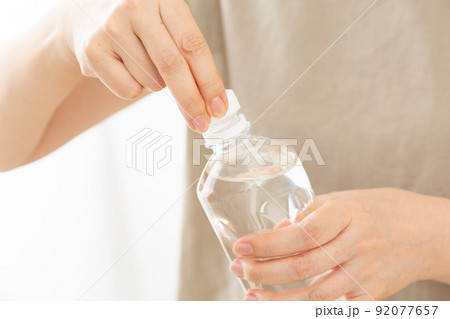 ペットボトルの水を飲むミドル女性 ペットボトルの水を飲むミドル女性 92077657