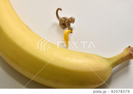 Children's toy monkey and ripe banana. 92078379