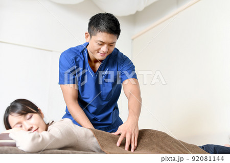 整体マッサージをする男性整体師 整体マッサージをする男性整体師 92081144