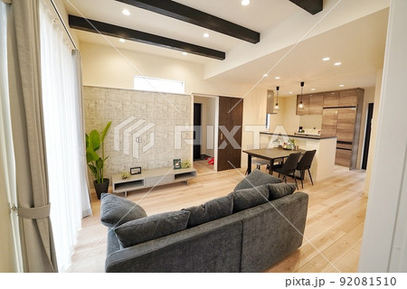 梁の見えるリビングダイニングルーム 92081510