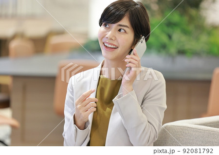 思い出しながら電話で話すビジネスウーマン1 92081792