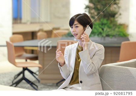右手を動かしながら電話するビジネスウーマン1 右手を動かしながら電話するビジネスウーマン1 92081795