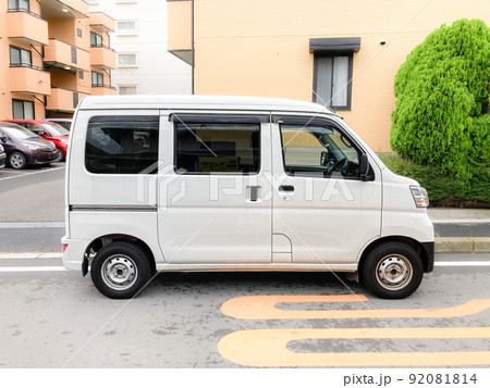 宅配荷物配達中の軽バンのイメージ 92081814