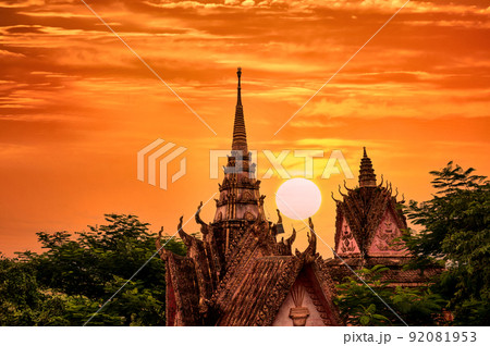 カンボジアの古い寺院の夕暮れ 92081953