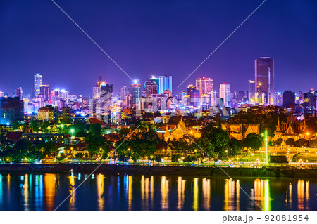 カンボジア首都プノンペンのリバーサイド夜景、王宮と市内の写真