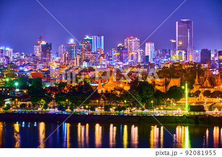 カンボジア首都プノンペンのリバーサイド夜景、王宮と市内 92081955