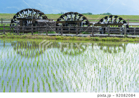 《福岡県》田植えが終わった三連水車　朝倉市 92082084