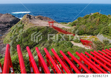 山口県/ 新緑の元乃隅神社（鳥居） 92082724