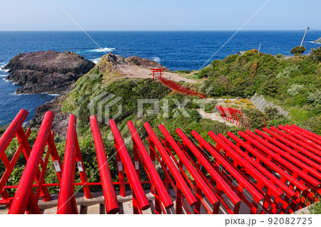 山口県/ 新緑の元乃隅神社（鳥居） 92082725