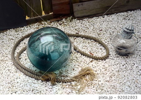 ガラスの浮き玉とランプ ガラスの浮き玉とランプ 92082803