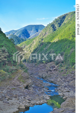 【熊野川】 撮影場所:和歌山県東牟婁郡北山村下尾井 【熊野川】 撮影場所:和歌山県東牟婁郡北山村下尾井 92083617