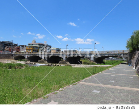 明治期の面影を伝える鴨川で最古の七条大橋 92083839