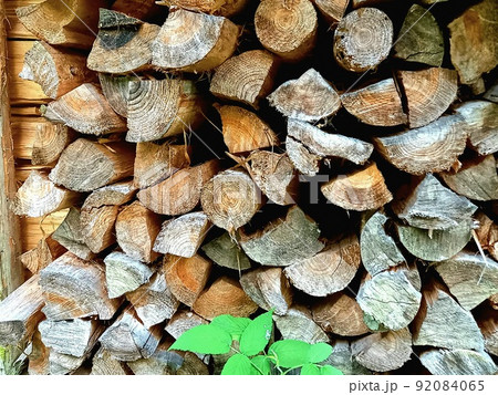 積み上げた薪 積み上げた薪 92084065