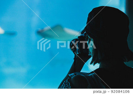 大阪 海遊館 カメラ女子のシルエット 大阪 海遊館 カメラ女子のシルエット 92084106