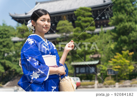京都旅行を楽しむ着物の女性 京都旅行を楽しむ着物の女性 92084182