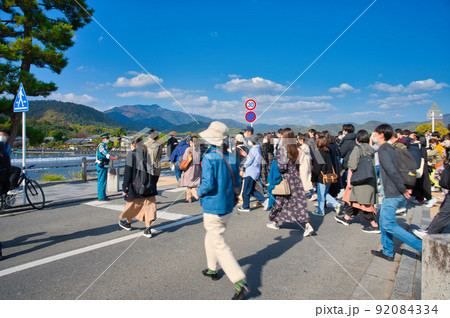 【京都府】11月・観光客で賑わう、紅葉時期の嵐山を観光 【京都府】11月・観光客で賑わう、紅葉時期の嵐山を観光 92084334