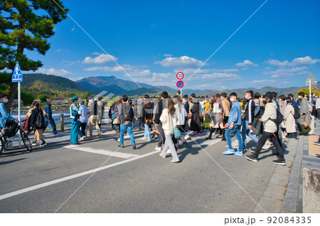 【京都府】11月・観光客で賑わう、紅葉時期の嵐山を観光 92084335