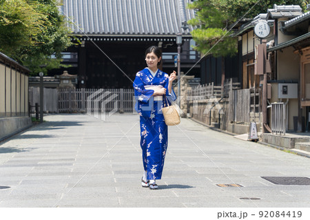 京都旅行を楽しむ着物の女性 京都旅行を楽しむ着物の女性 92084419