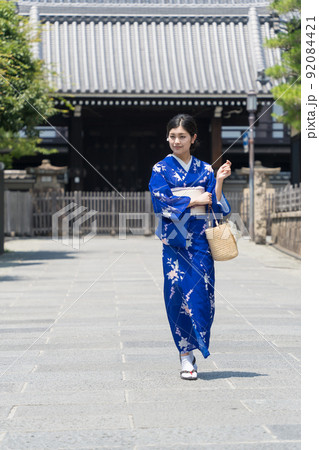 京都旅行を楽しむ着物の女性 92084421