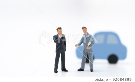 自動車イメージ 商談 ミニチュア2人 自動車イメージ 商談 ミニチュア2人 92084899