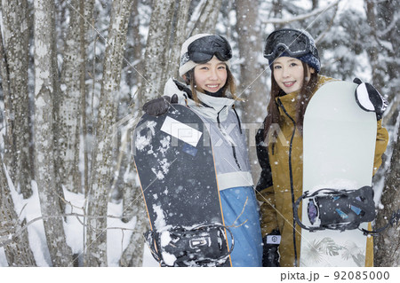 雪の降るスキー場でポーズをするスノボ女子 女子旅 雪の降るスキー場でポーズをするスノボ女子 女子旅 92085000