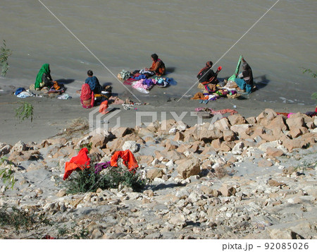 Washerwomen in Ganges river / ガンジス川で洗濯する女性たち Washerwomen in Ganges river / ガンジス川で洗濯する女性たち 92085026
