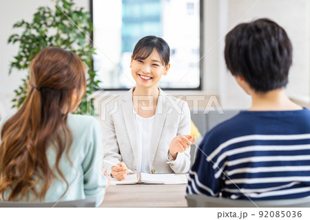 プランナーに相談する若いカップル プランナーに相談する若いカップル 92085036