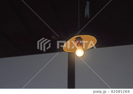 昔の教室の裸電球-2 92085269