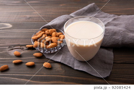 アーモンドとアーモンドミルク、植物性ミルク 92085424