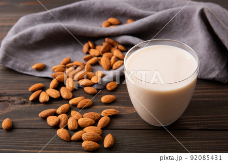 アーモンドとアーモンドミルク、植物性ミルク 92085431