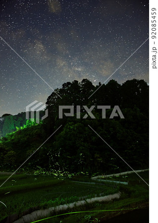 広い田圃の上を飛び回るホタルと天の川のコラボ　奈良県大淀町 92085459